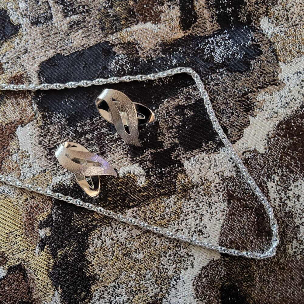 Sarah Coventry SATIN FLAME EARRINGS Vintage Silvertone Clip On and chain set